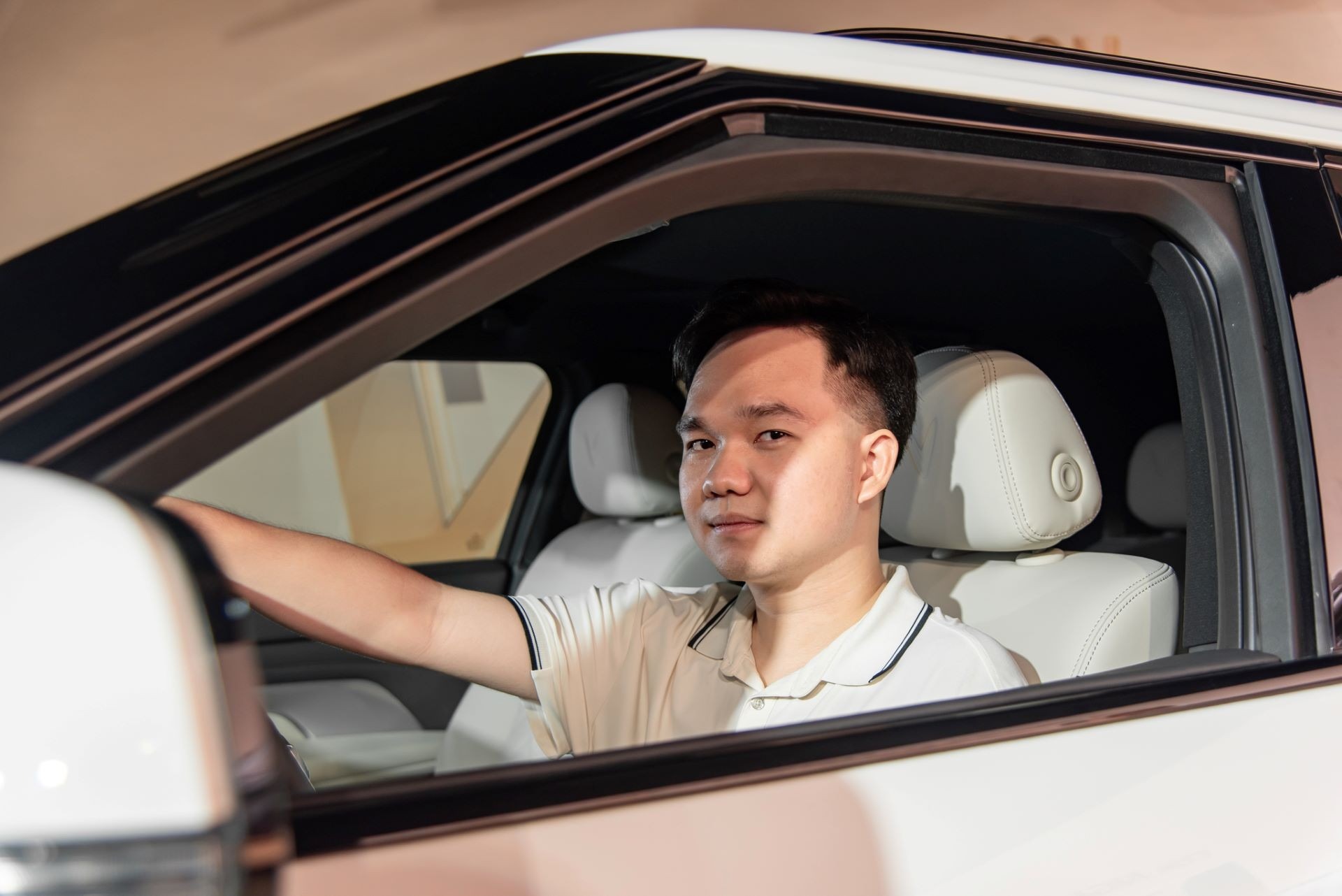 Chủ xe xăng hạng sang trầm trồ sau khi cầm lái VinFast VF 9: Cảm giác yên tâm tuyệt đối, chai nước đặt lên capo không đổ dù đường xấu