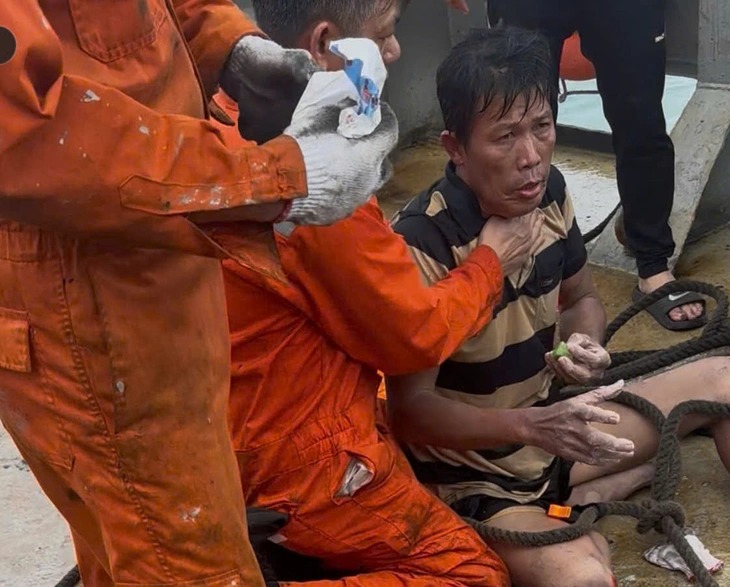 Tàu hàng cứu được 1 trong 3 người mất liên lạc ở Lý Sơn 2 ngày qua