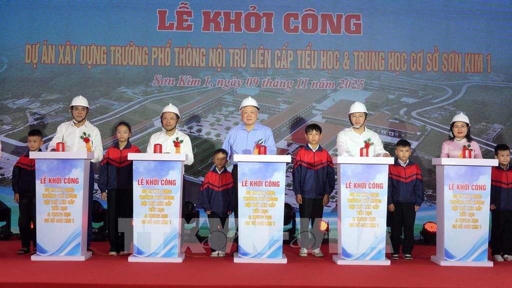 Phó Thủ tướng Thường trực Chính phủ Nguyễn Hòa Bình dự Lễ khởi công trường học vùng biên ở Hà Tĩnh