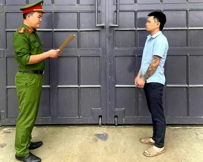 Tháo vòng, nhẫn vàng để khám bệnh, người đàn ông bị bạn chiếm đoạt