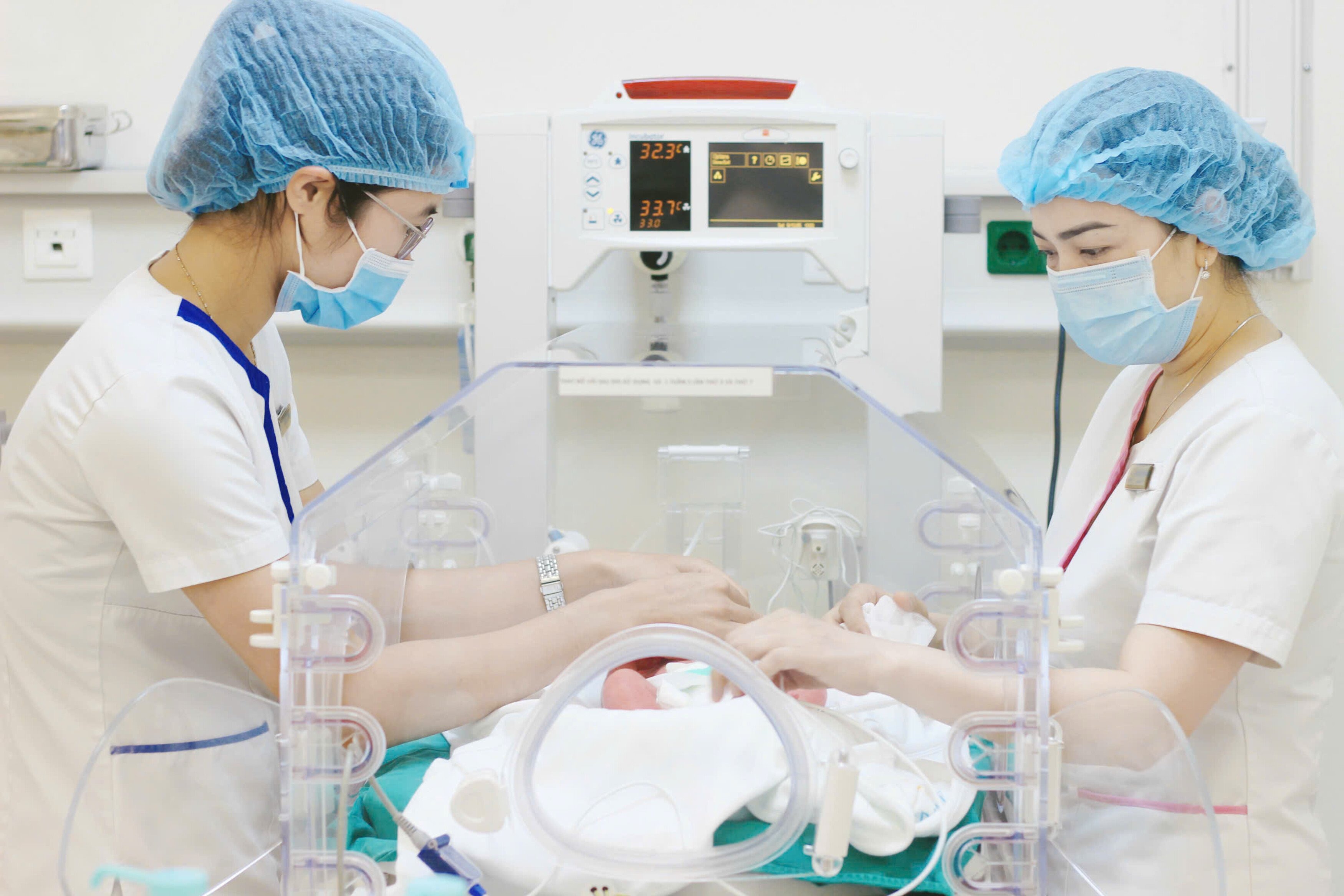 Gần 40 ngày nỗ lực hồi sinh sự sống bé trai sinh non chỉ nặng hơn 1kg tại Vinmec Phú Quốc