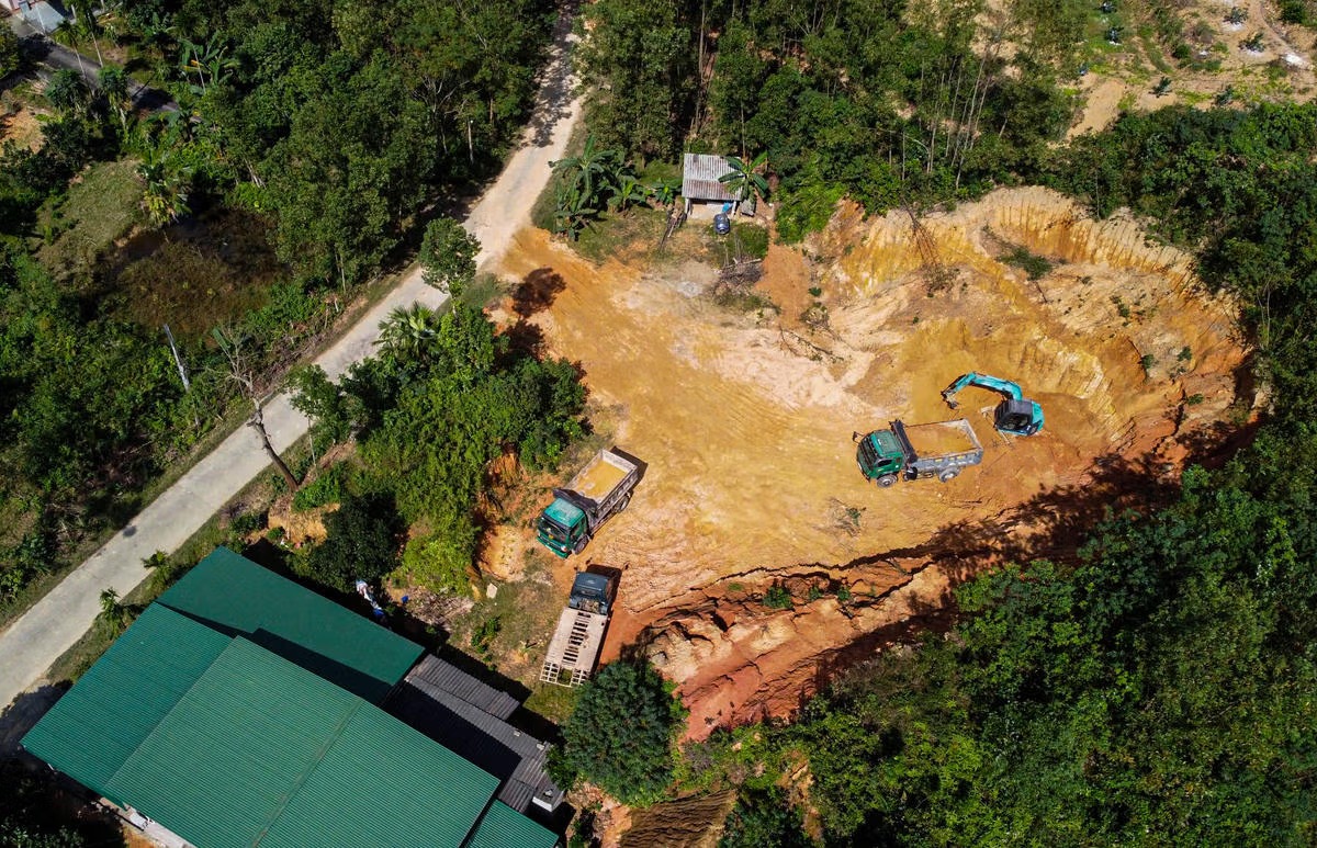 Hà Tĩnh: Nhiều phương tiện ngang nhiên khai thác đất trái phép dưới chân đồi