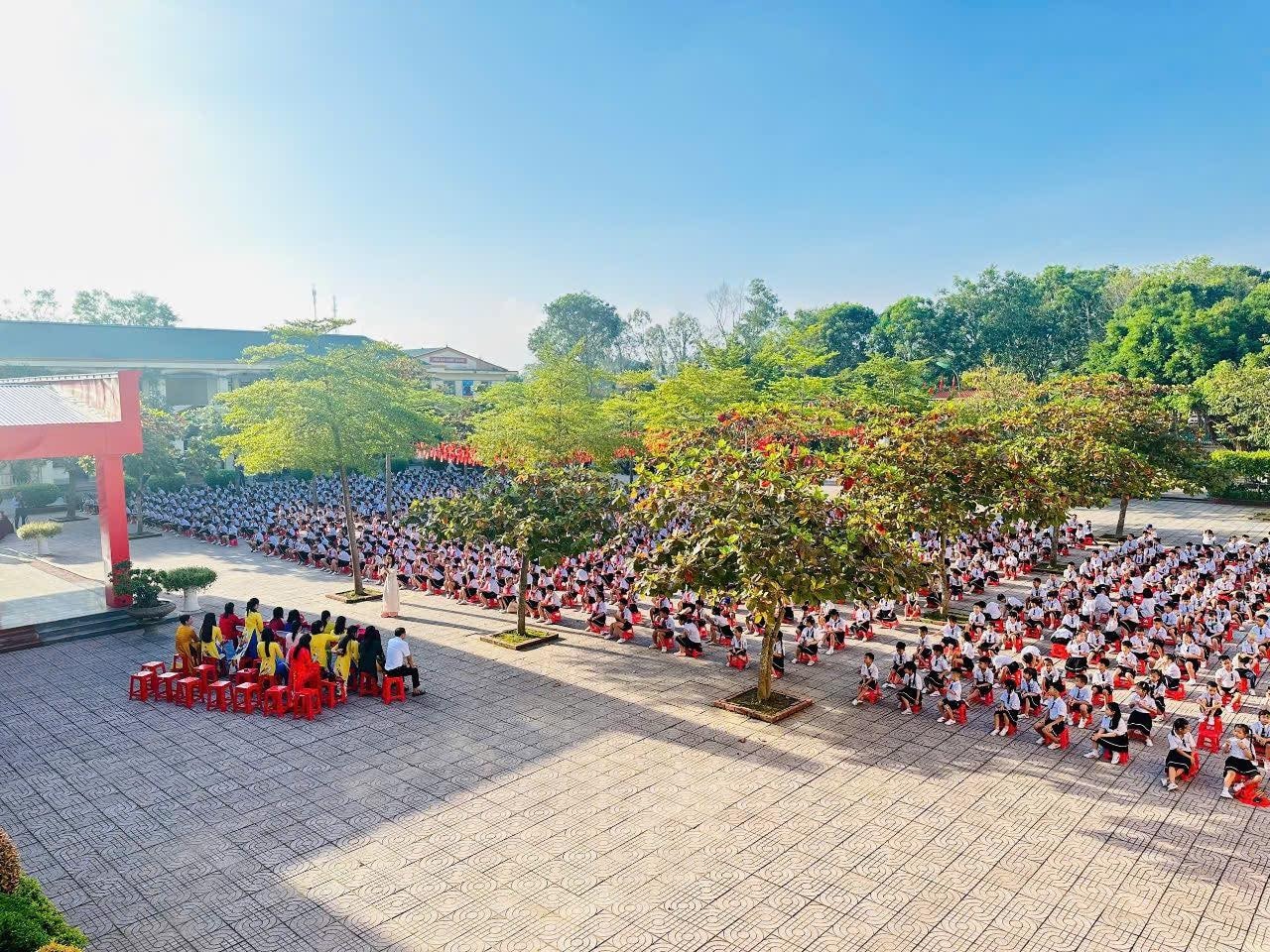 Hà Tĩnh: Gần 390.000 cán bộ, giáo viên, học sinh hân hoan khai giảng năm học mới