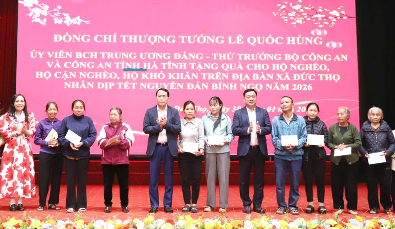 Thứ trưởng Lê Quốc Hùng tặng quà tết cho các hộ nghèo tại Hà Tĩnh