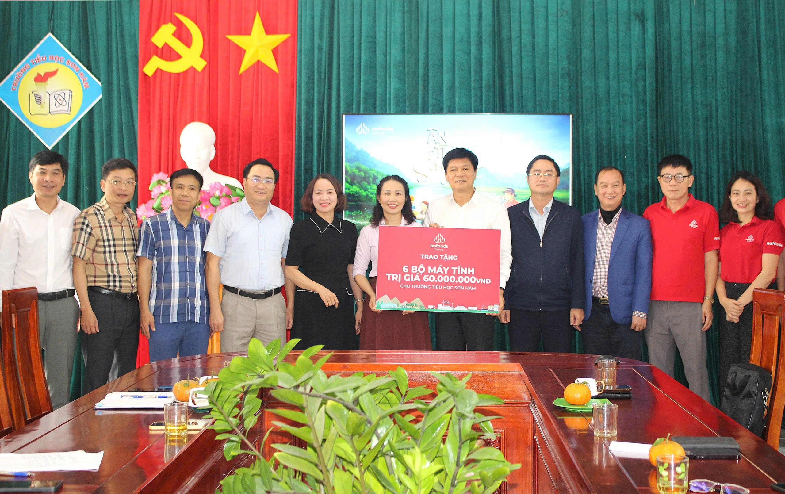 Nafoods trao tặng 12 bộ máy tính cho hai trường học Hà Tĩnh -