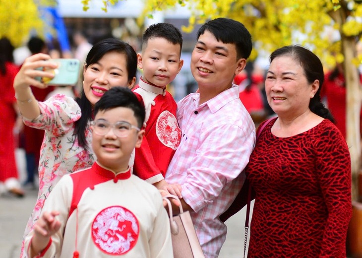 Chính phủ: Khuyến khích các cặp vợ chồng sinh đủ 2 con, phụ nữ sinh đủ 2 con trước 35 tuổi