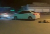 Camera ghi lại lúc ôtô lao thẳng vào 2 người phụ nữ