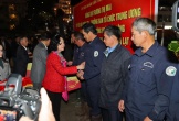 Bà Trương Thị Mai, Trưởng ban Tổ chức Trung ương tặng quà Tết cho công nhân môi trường tại Đà Lạt