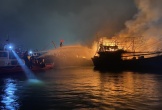 2 tàu cá vắng chủ cháy ngùn ngụt trong đêm