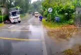 Xe tải chạy tốc độ cao dưới trời mưa, tông văng người đi xe đạp