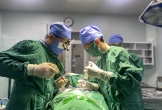 Phẫu thuật thay đốt sống cổ nhân tạo điều chỉnh được độ cao kèm vít cố định lần đầu tiên tại Nghệ An