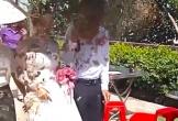 Xôn xao clip cặp đôi bị hắt chất bẩn vào người trong ngày cưới
