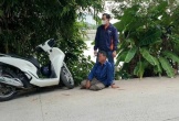 Người cha đứng không vững, ngồi thụp xuống khóc nức nở khi hay tin xác con gái nổi trên sông Sài Gòn