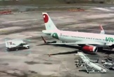 Máy bay bị xe tải chở đồ ăn đâm trúng vào đuôi ở sân bay