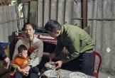 Hà Tĩnh: Cháu bé còi cọc sống với bố mẹ bệnh tật khờ khạo trong nhà tạm