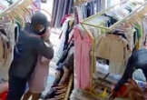 Clip: Ớn lạnh gã đàn ông cầm dao khống chế chủ shop cướp tiền giữa ban ngày