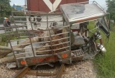 Cố vượt đường sắt, xe tự chế bị tàu hỏa tông văng ra xa khiến 2 người thương vong