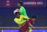 Cận cảnh cầu thủ U22 Malaysia đấm tiền đạo Việt Nam, bị trọng tài đuổi thẳng