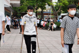 Thí sinh chống nạng đi thi và cách khích lệ đặc biệt của người cha
