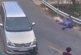 Clip: Lái xe máy “drift” đập vỡ đầu ô tô, tài xế gặp nạn nằm quằn quại ở lề đường