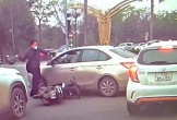 Va chạm giao thông, nam thanh niên 'hùng hổ' lấy mũ bảo hiểm đập vỡ kính ô tô