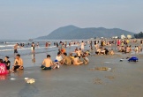 Hà Tĩnh: Nắng nóng gay gắt, hàng vạn người xuống biển giải nhiệt