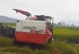 Bị máy gặt lúa lùi trúng người, một phụ nữ tử vong