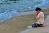 Tấm ảnh buồn nhất lúc này: Người mẹ gục khóc, cầu nguyện bên bãi biển Lăng Cô mong chờ phép màu con quay về sau 4 ngày m.ấ.t t.í.c.h