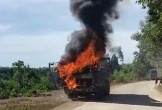 Xe tải bốc cháy dữ dội khi vào mỏ chở đất