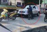 Clip: Hai tài xế lao vào đánh nhau giữa đường khiến học sinh ngơ ngác