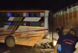 Xe tải tông vào xe buýt trên đường cao tốc, 6 người tử vong