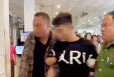 VIDEO: Gã đàn ông dùng h.u.n.g k.h.í t.ấ.n c.ô.n.g khiến nhiều người trong bệnh viện bị thương
