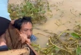 Clip: Nín thở trước hình ảnh người đàn ông lao ra cứu em học sinh lớp 7 giữa dòng nước xiết