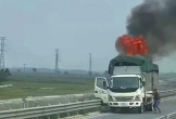 Xe tải bốc cháy ngùn ngụt trên cao tốc ở Hà Tĩnh
