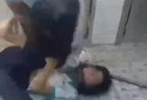 Xuất hiện thêm clip 2 nữ sinh túm tóc, quăng quật nhau trong nhà vệ sinh trường học