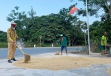 Hình ảnh đẹp Cảnh sát Giao thông Nghệ An giúp dân dọn lúa chạy mưa