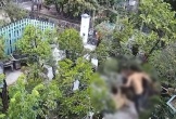 Phẫn nộ clip chồng rượt đuổi, đánh đập dã man mặc cho người vợ liên tục gào khóc van xin ngay trong sân vườn