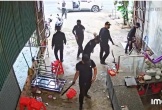 CLIP: Nhóm côn đồ mặc toàn đồ đen hung hãn đập phá quán phở
