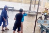 Xử lý nghiêm phụ huynh đánh, túm tóc cô giáo, bắt đứng giữa mưa