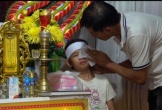 Tang lễ đẫm nước mắt của bé gái 11 tuổi bị nước cuốn trôi sau mưa lớn: “Ông trời không lấy của anh cái gì, lại lấy của anh đứa con…