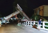 Hà Tĩnh: Xe tải làm sập cổng chào trong đêm