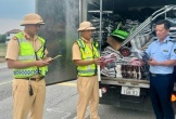 Bắt giữ xe ôtô vận chuyển gần 240 bộ quần áo không có hóa đơn, chứng từ