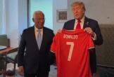 Ông Trump nhận quà từ Ronaldo