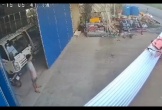 Video xe máy va chạm xe chở tôn, nam thanh niên bị cứa cổ tử vong