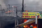 Clip chồng đổ xăng trước cửa dọa vợ, không ngờ sát vách có bếp: Lửa bùng lên gây cháy lớn