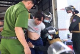 Đánh mẹ rồi đâm vào ngực cán bộ an ninh, thanh niên cố thủ trong nhà