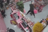 2 đối tượng dùng dao khống chế nữ nhân viên bán hàng: Pha xử lý thông minh của cô gái trong 3 phút