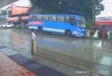 Xe buýt đâm trúng 3 người phụ nữ, CSGT đưa tay ôm đầu vì sốc