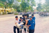 Xúc động hình ảnh tình nguyện viên cẩn trọng đưa đón nam sinh gãy tay chân vào phòng thi