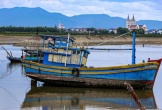 'Xác tàu' án ngữ cửa biển Hà Tĩnh
